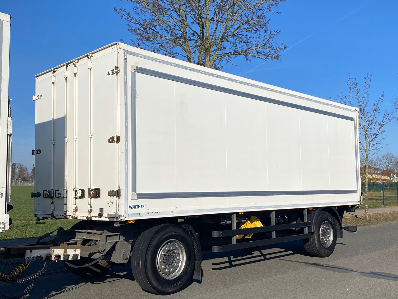 Kofferanhänger mit LBW Kofferanhänger mit LBW, Durchladesystem - Remorque fourgon: photos 1 Kofferanhänger mit LBW Kofferanhänger mit LBW, Durchladesystem - Remorque fourgon: photos 1