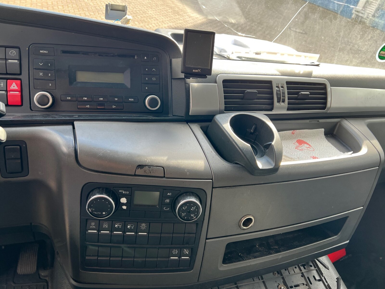 Camion frigorifique MAN TGL 12.220 4X2 BL mit Motorschaden TGL 12.220 4X2 BL mit Motorschaden, Tiefkühlkoffer, Thermoking, Rolltor, unterfaltbare MBB LBW: photos 8 Camion frigorifique MAN TGL 12.220 4X2 BL mit Motorschaden TGL 12.220 4X2 BL mit Motorschaden, Tiefkühlkoffer, Thermoking, Rolltor, unterfaltbare MBB LBW: photos 8