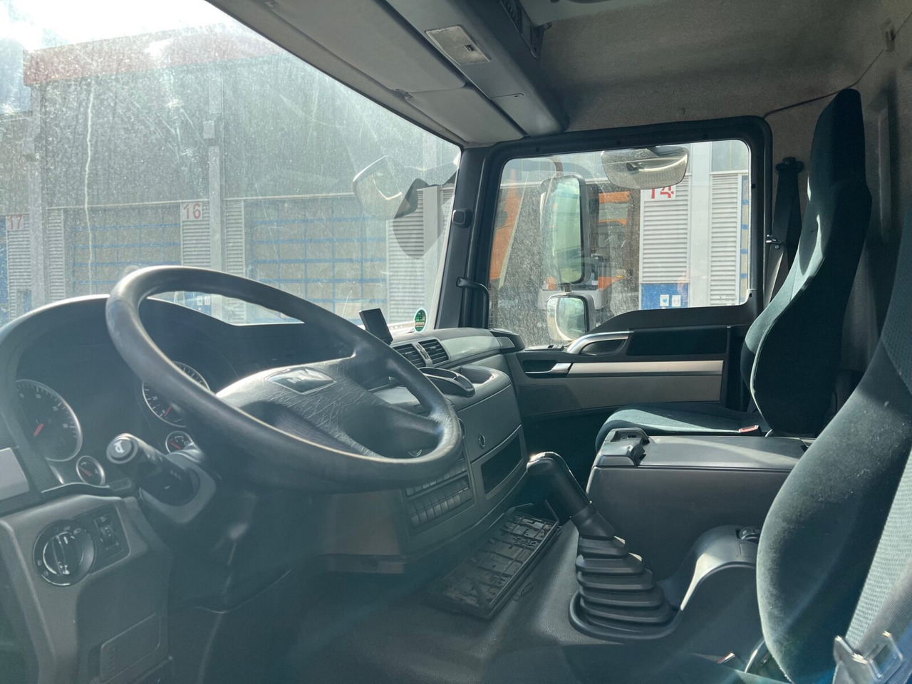 Camion frigorifique MAN TGL 12.220 4X2 BL mit Motorschaden TGL 12.220 4X2 BL mit Motorschaden, Tiefkühlkoffer, Thermoking, Rolltor, unterfaltbare MBB LBW: photos 7 Camion frigorifique MAN TGL 12.220 4X2 BL mit Motorschaden TGL 12.220 4X2 BL mit Motorschaden, Tiefkühlkoffer, Thermoking, Rolltor, unterfaltbare MBB LBW: photos 7