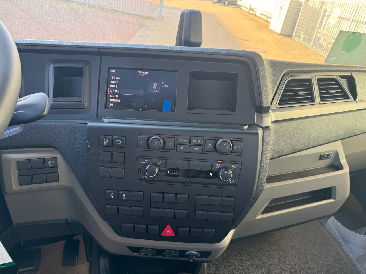 MAN TGL 8.190 4x2 BB CH TGL 8.190 4x2 BB CH, Nebenantrieb, 2x VORHANDEN - Châssis cabine: photos 4 MAN TGL 8.190 4x2 BB CH TGL 8.190 4x2 BB CH, Nebenantrieb, 2x VORHANDEN - Châssis cabine: photos 4