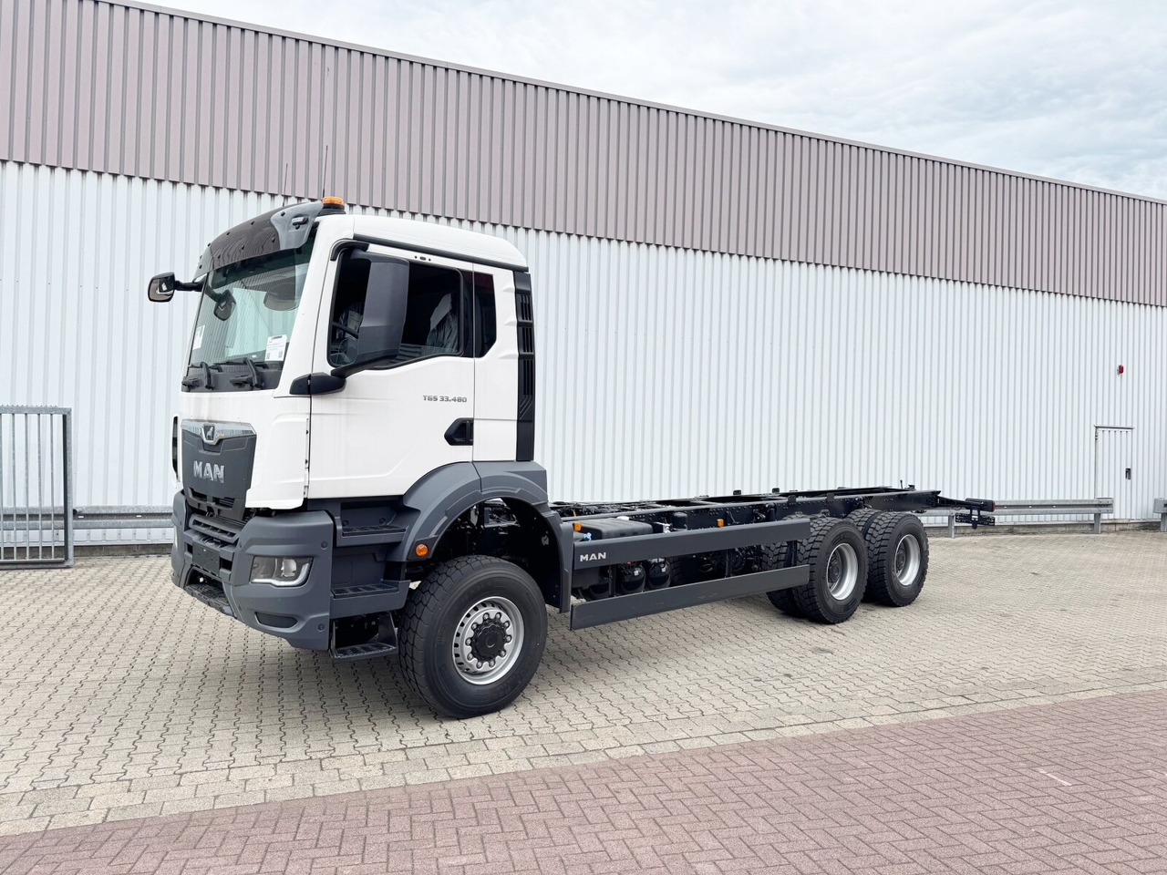 MAN TGS 33.480 6x6 BB CH TGS 33.480 6x6 BB CH, Hohe Bauart, Nebenantrieb - Châssis cabine: photos 1 MAN TGS 33.480 6x6 BB CH TGS 33.480 6x6 BB CH, Hohe Bauart, Nebenantrieb - Châssis cabine: photos 1