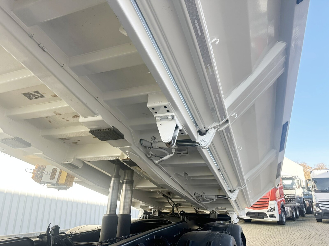 MAN TGS 35.460 8X4 BB TGS 35.460 8X4 BB, Meiller Bordmatik 13m³ - Camion benne: photos 2 MAN TGS 35.460 8X4 BB TGS 35.460 8X4 BB, Meiller Bordmatik 13m³ - Camion benne: photos 2