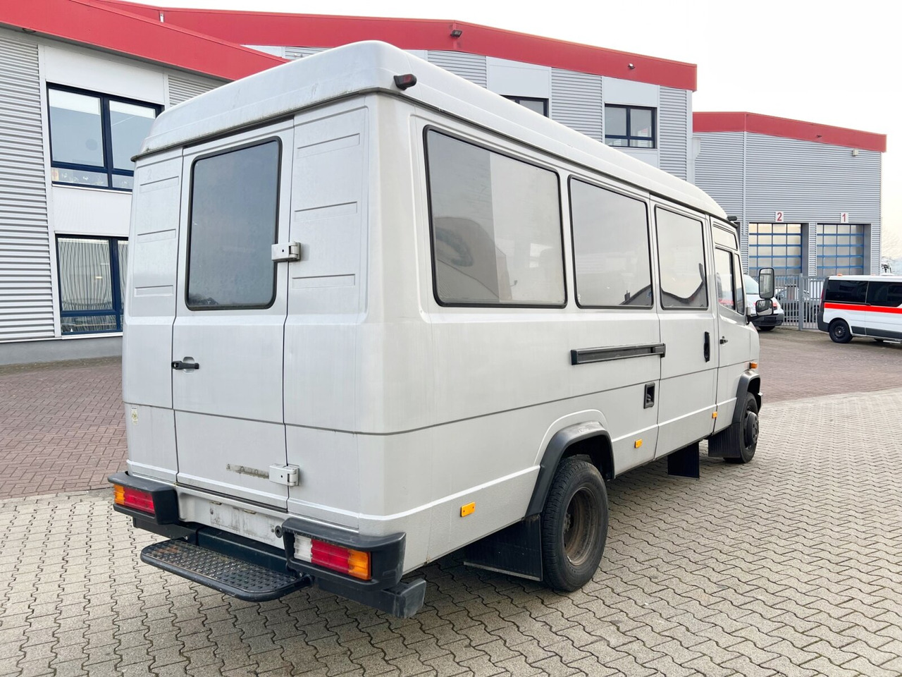 Minibus, Transport de personnes Mercedes-Benz 711 D-KA 4x2 711 D-KA 4x2, Standklima, 11-Sitze, 2 x on stock: photos 11