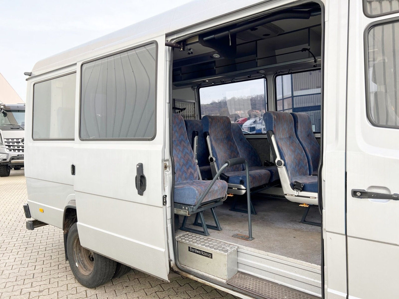 Minibus, Transport de personnes Mercedes-Benz 711 D-KA 4x2 711 D-KA 4x2, Standklima, 11-Sitze, 2 x on stock: photos 8