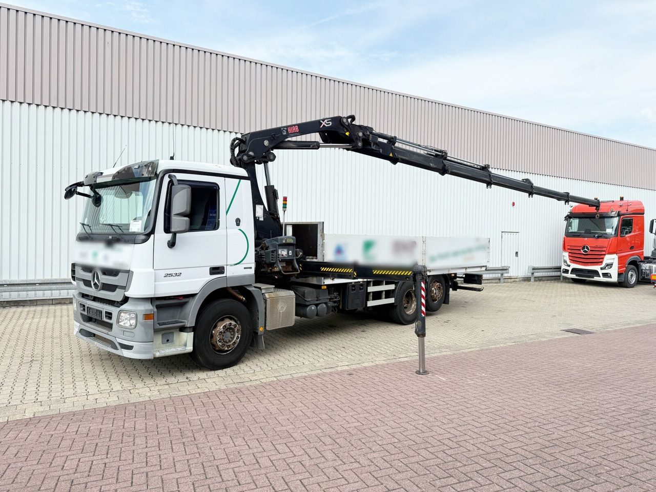 Mercedes-Benz Actros 2532 L 6x2 Actros 2532 L 6x2, Liftachse, Kran Hiab 244EP-5 HiDuo, Funk - Camion grue, Camion plateau: photos 1 Mercedes-Benz Actros 2532 L 6x2 Actros 2532 L 6x2, Liftachse, Kran Hiab 244EP-5 HiDuo, Funk - Camion grue, Camion plateau: photos 1