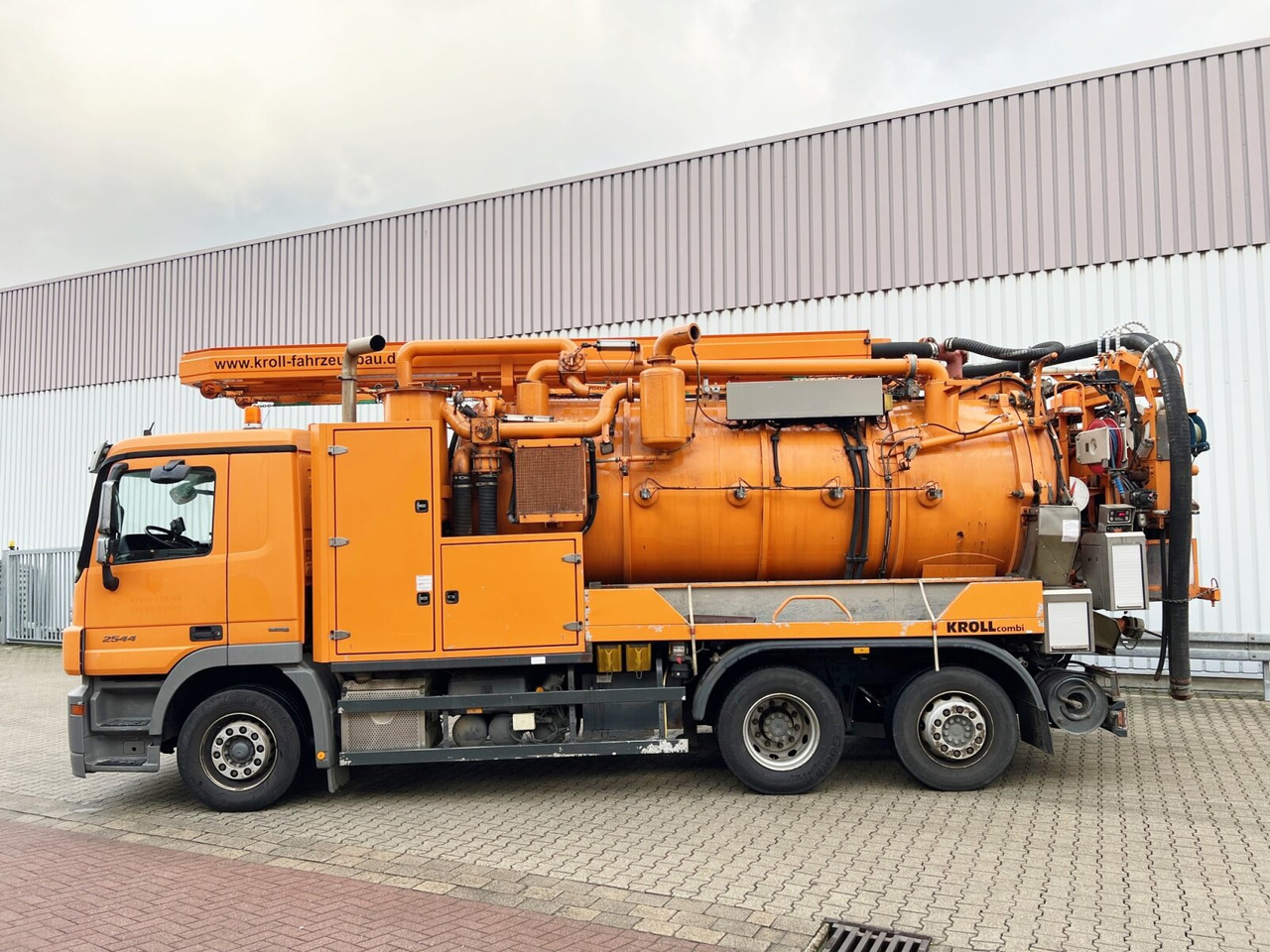 Mercedes-Benz Actros 2544 L 6x2 Actros 2544 L 6x2, Lenkachse, Kroll Saug-/Spülwagen ca. 12m³, Funk - Camion vidangeur: photos 3 Mercedes-Benz Actros 2544 L 6x2 Actros 2544 L 6x2, Lenkachse, Kroll Saug-/Spülwagen ca. 12m³, Funk - Camion vidangeur: photos 3