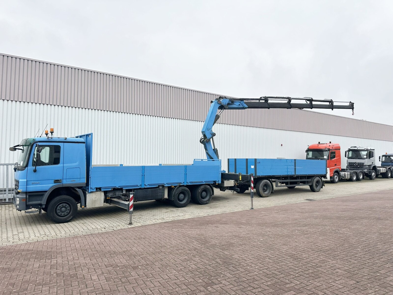 Mercedes-Benz Actros 2741 L 6x4 Actros 2741 L 6x4, Twist-Lock ausz. auf 3m, Heckkran Palfinger PK 42502-D, Funk - Camion plateau, Camion grue: photos 3 Mercedes-Benz Actros 2741 L 6x4 Actros 2741 L 6x4, Twist-Lock ausz. auf 3m, Heckkran Palfinger PK 42502-D, Funk - Camion plateau, Camion grue: photos 3