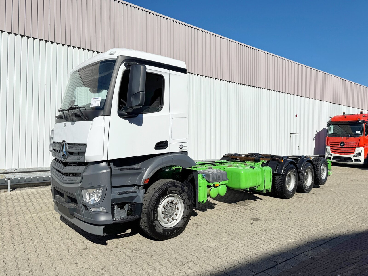 Mercedes-Benz Arocs 3242/48 LK 8x4/4 Arocs 3242/48 LK 8x4/4, Lenk-/Liftachse, Nebenantrieb - Châssis cabine: photos 1 Mercedes-Benz Arocs 3242/48 LK 8x4/4 Arocs 3242/48 LK 8x4/4, Lenk-/Liftachse, Nebenantrieb - Châssis cabine: photos 1