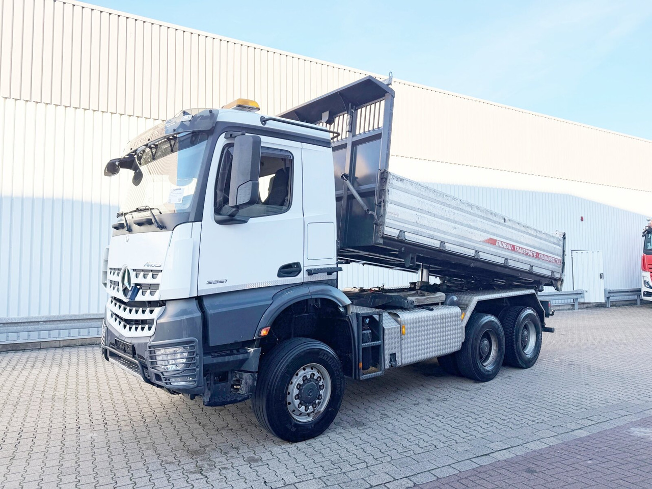 Mercedes-Benz Arocs 3351 AK 6x6 Arocs 3351 AK 6x6, Retarder, Grounder, Motorabtrieb, pneum. Heckklappenöffnung - Camion benne: photos 1 Mercedes-Benz Arocs 3351 AK 6x6 Arocs 3351 AK 6x6, Retarder, Grounder, Motorabtrieb, pneum. Heckklappenöffnung - Camion benne: photos 1