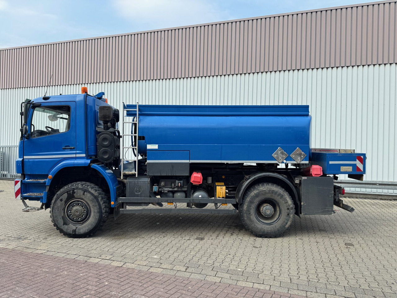 Mercedes-Benz Axor 1829 A 4x4 Axor 1829 A 4x4, Willig Tank ca. 8500l, 2 Kammern - Camion citerne: photos 3 Mercedes-Benz Axor 1829 A 4x4 Axor 1829 A 4x4, Willig Tank ca. 8500l, 2 Kammern - Camion citerne: photos 3