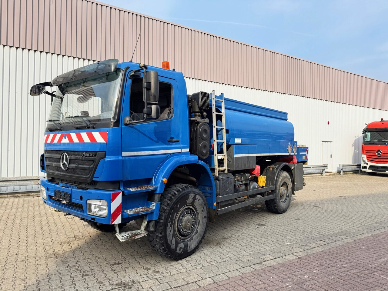 Mercedes-Benz Axor 1829 A 4x4 Axor 1829 A 4x4, Willig Tank ca. 8500l, 2 Kammern - Camion citerne: photos 1 Mercedes-Benz Axor 1829 A 4x4 Axor 1829 A 4x4, Willig Tank ca. 8500l, 2 Kammern - Camion citerne: photos 1