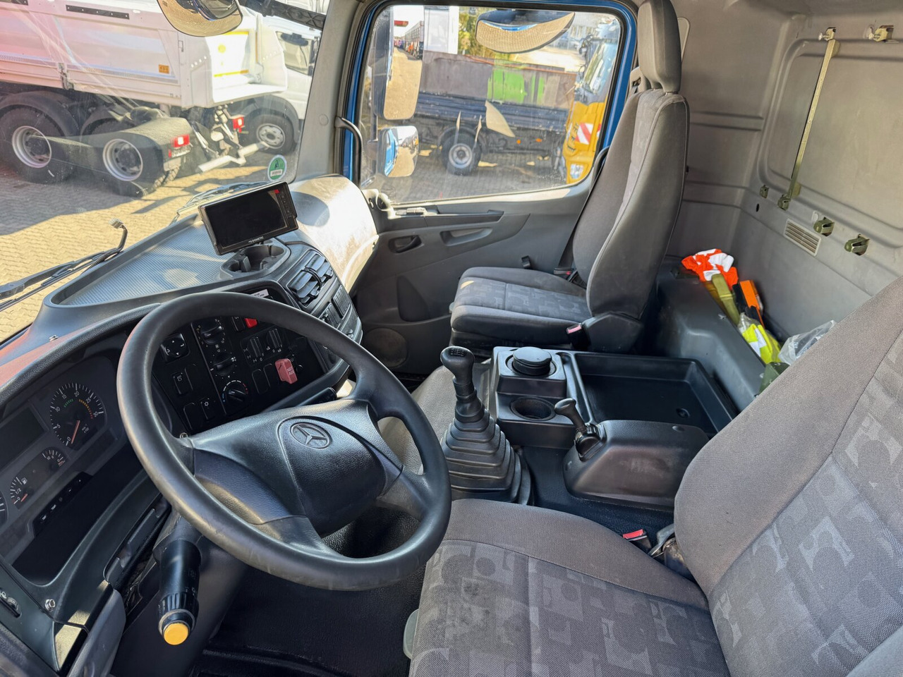 Mercedes-Benz Axor 1829 A 4x4 Axor 1829 A 4x4, Willig Tank ca. 8500l, 2 Kammern - Camion citerne: photos 5 Mercedes-Benz Axor 1829 A 4x4 Axor 1829 A 4x4, Willig Tank ca. 8500l, 2 Kammern - Camion citerne: photos 5
