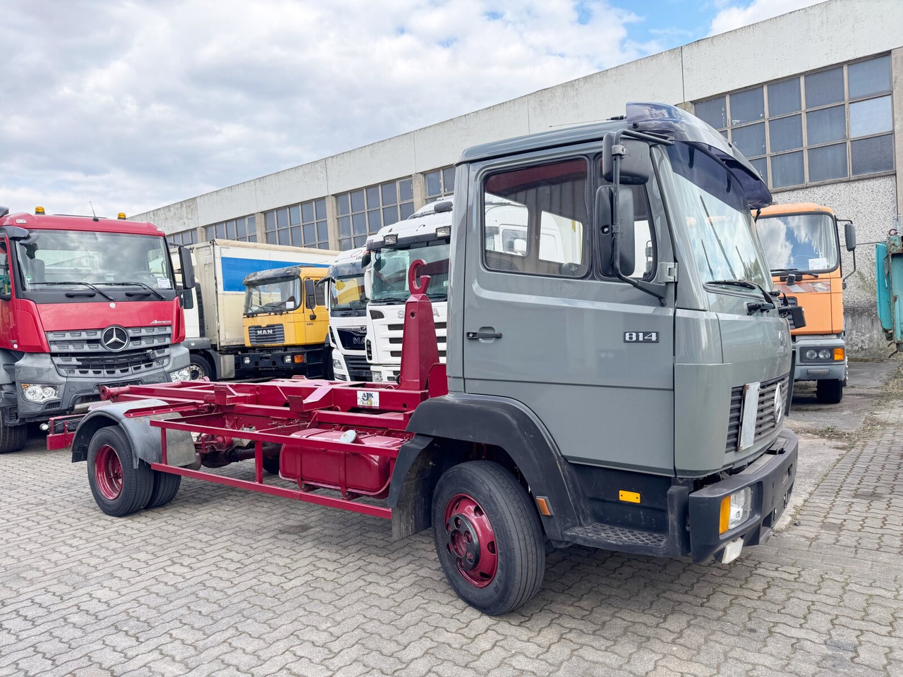 Mercedes-Benz LK 814 4x2 LK 814 4x2, 6-Zylinder, City-Abroller - Camion ampliroll: photos 1 Mercedes-Benz LK 814 4x2 LK 814 4x2, 6-Zylinder, City-Abroller - Camion ampliroll: photos 1