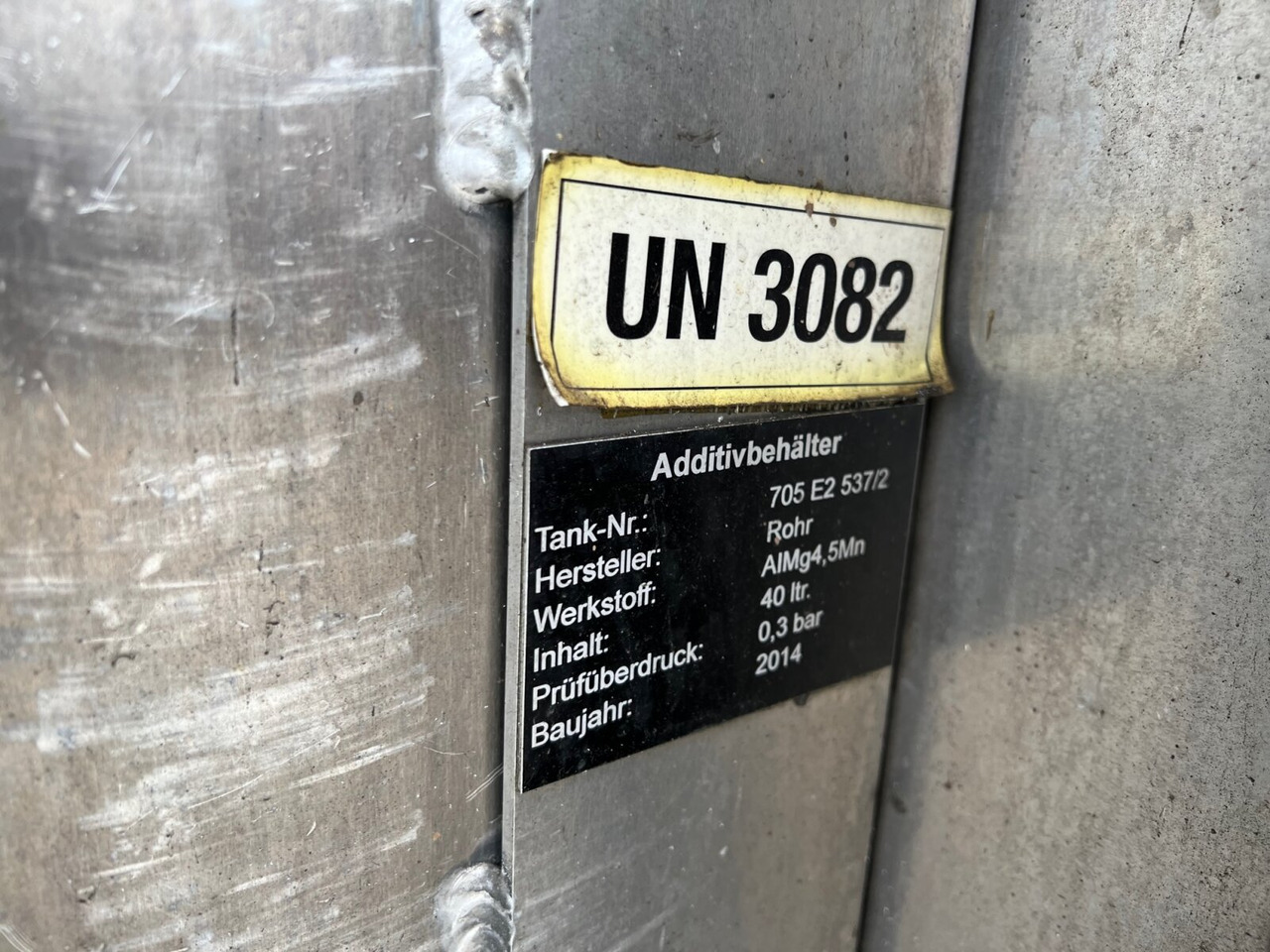 R450 4x2 R450 4x2, Retarder, ADR, Rohr Tank, ca. 14400l - Camion citerne: photos 2 R450 4x2 R450 4x2, Retarder, ADR, Rohr Tank, ca. 14400l - Camion citerne: photos 2