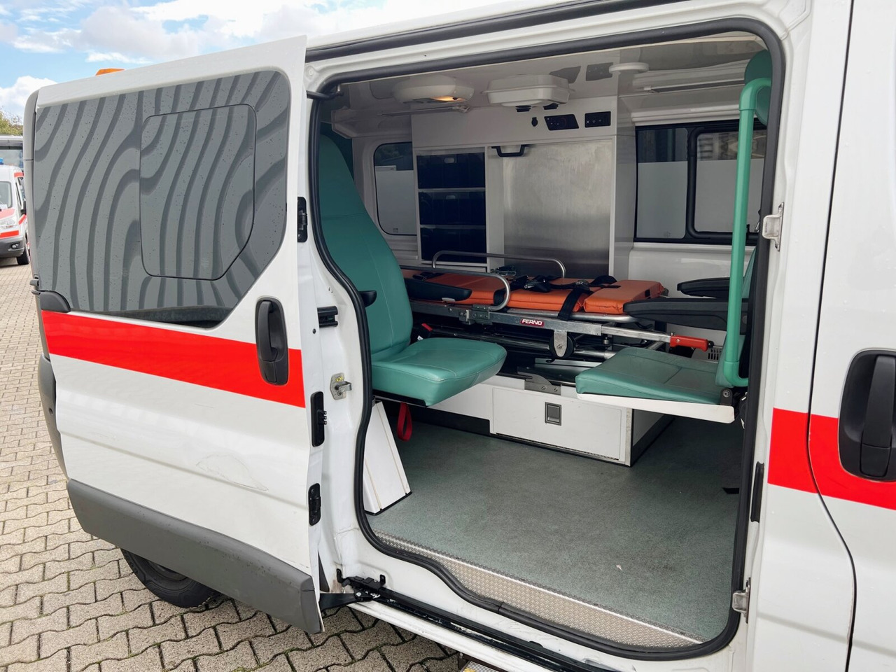 Ambulance Renault Trafik 2.0 dCi115 4x2 Trafik 2.0 dCi115 4x2, Krankentransporter: photos 10 Ambulance Renault Trafik 2.0 dCi115 4x2 Trafik 2.0 dCi115 4x2, Krankentransporter: photos 10