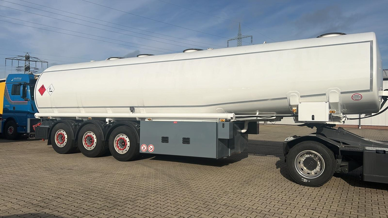 Semi-remorque citerne TAL 44.0/11-27 TAL 44.0/11-27, 43.950l, 4 Kammern, Untenbefüllung, Pumpe: photos 7 Semi-remorque citerne TAL 44.0/11-27 TAL 44.0/11-27, 43.950l, 4 Kammern, Untenbefüllung, Pumpe: photos 7