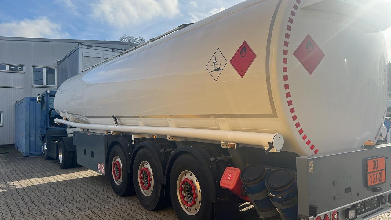 TAL 44.0/11-27 TAL 44.0/11-27, 43.950l, 4 Kammern, Untenbefüllung, Pumpe - Semi-remorque citerne: photos 5 TAL 44.0/11-27 TAL 44.0/11-27, 43.950l, 4 Kammern, Untenbefüllung, Pumpe - Semi-remorque citerne: photos 5