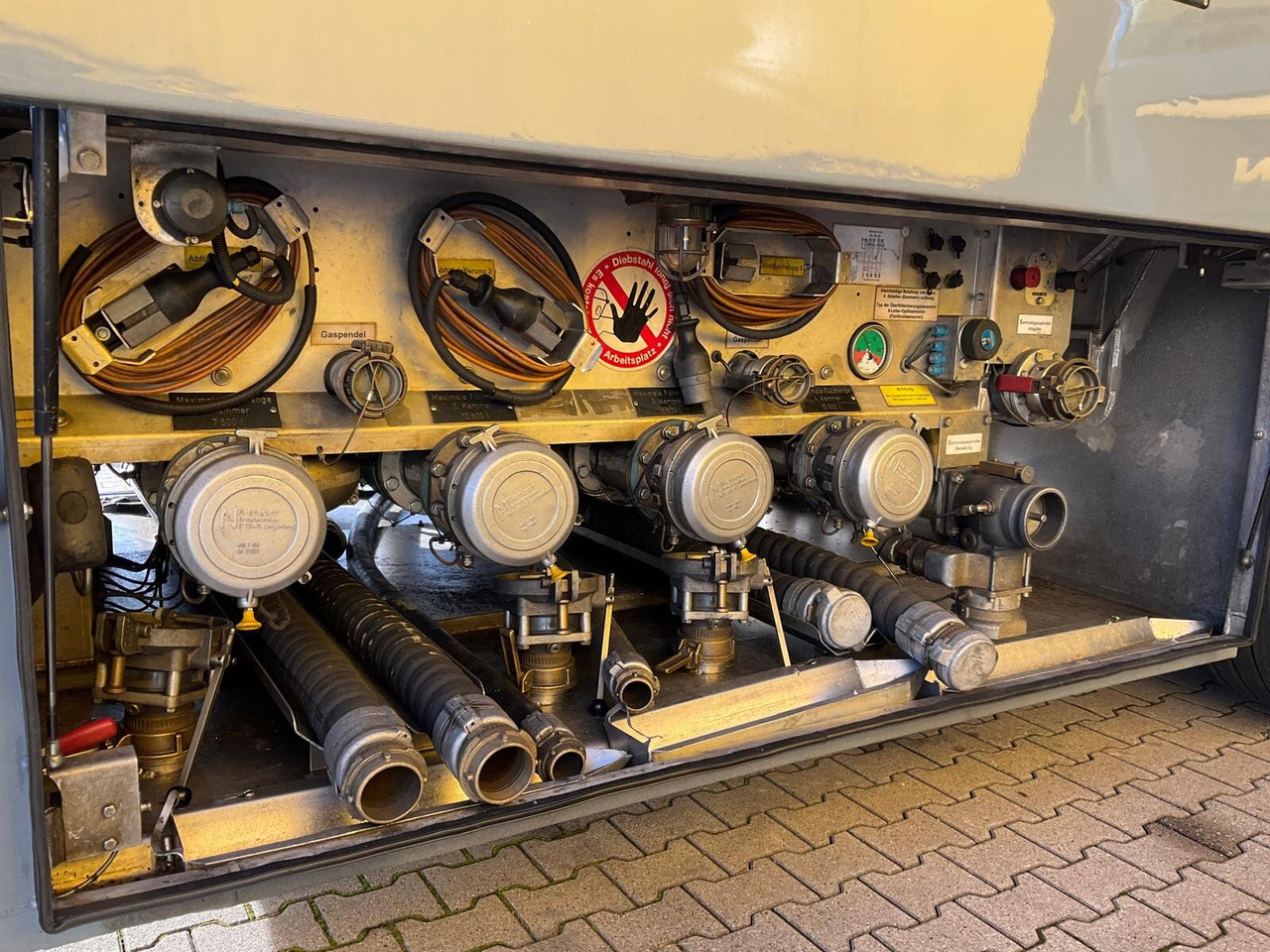 Semi-remorque citerne TAL 44.0/11-27 TAL 44.0/11-27, 43.950l, 4 Kammern, Untenbefüllung, Pumpe: photos 10 Semi-remorque citerne TAL 44.0/11-27 TAL 44.0/11-27, 43.950l, 4 Kammern, Untenbefüllung, Pumpe: photos 10