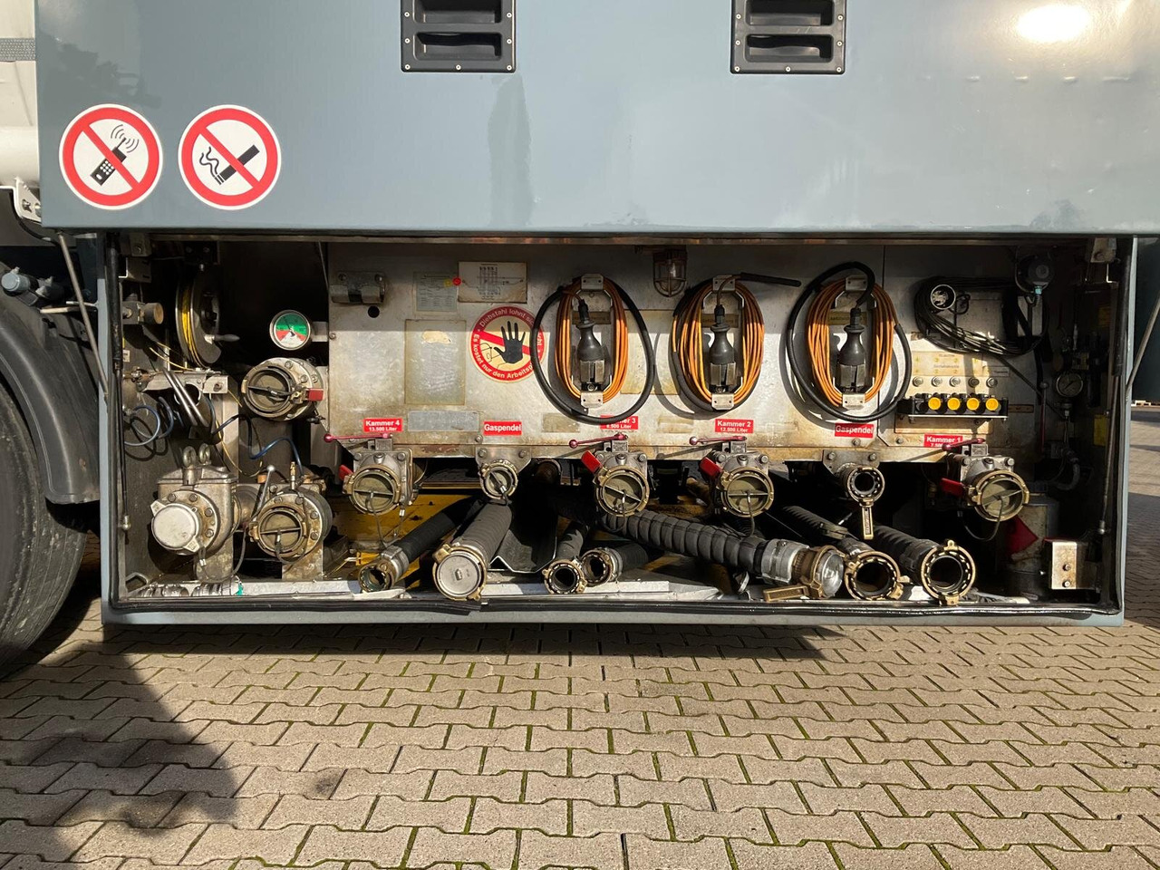 Semi-remorque citerne TAL 44.0/11-27 TAL 44.0/11-27, 43.950l, 4 Kammern, Untenbefüllung, Pumpe: photos 11 Semi-remorque citerne TAL 44.0/11-27 TAL 44.0/11-27, 43.950l, 4 Kammern, Untenbefüllung, Pumpe: photos 11