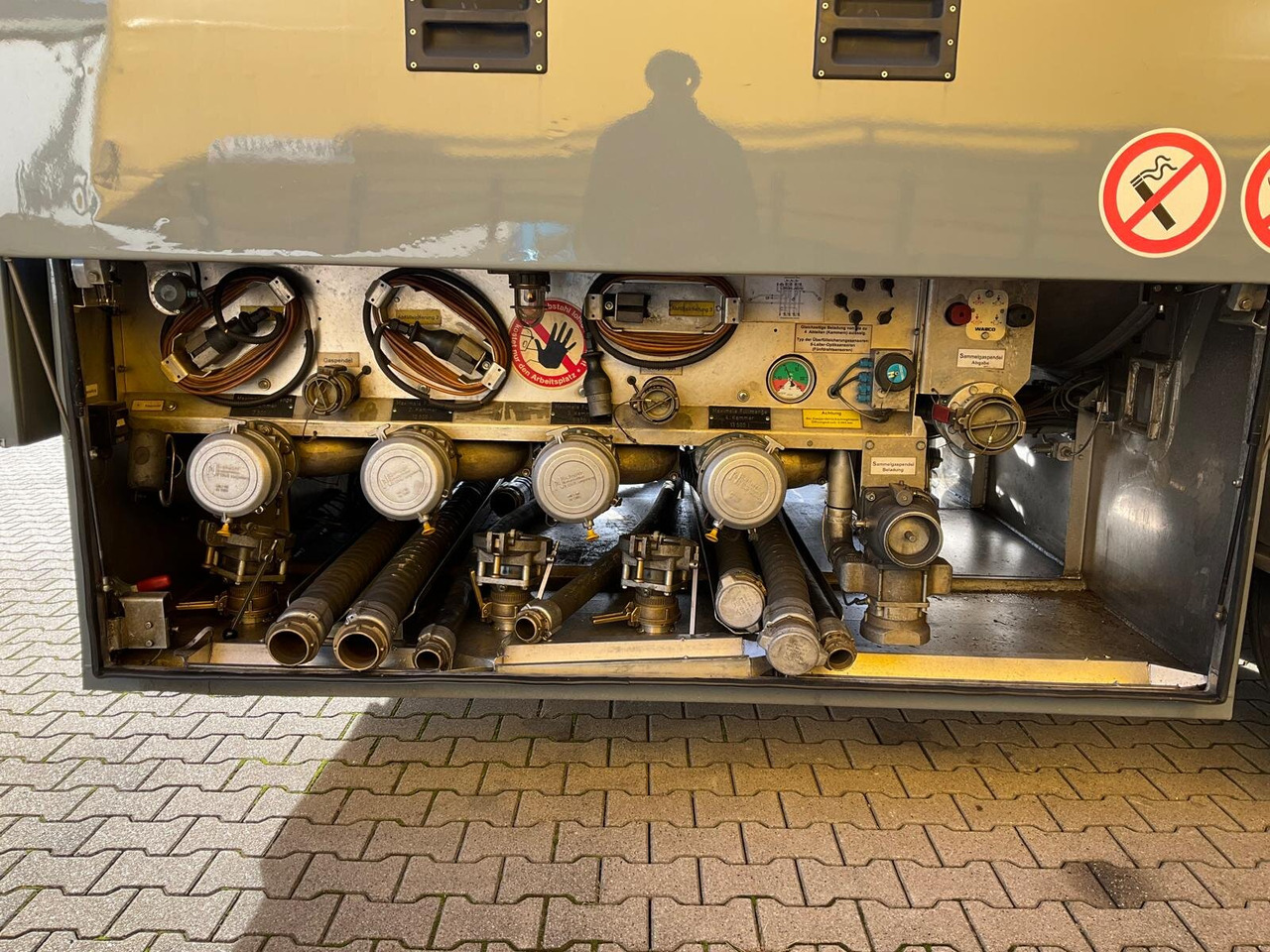 Semi-remorque citerne TAL 44.0/11-27 TAL 44.0/11-27, 43.950l, 4 Kammern, Untenbefüllung, Pumpe: photos 8 Semi-remorque citerne TAL 44.0/11-27 TAL 44.0/11-27, 43.950l, 4 Kammern, Untenbefüllung, Pumpe: photos 8