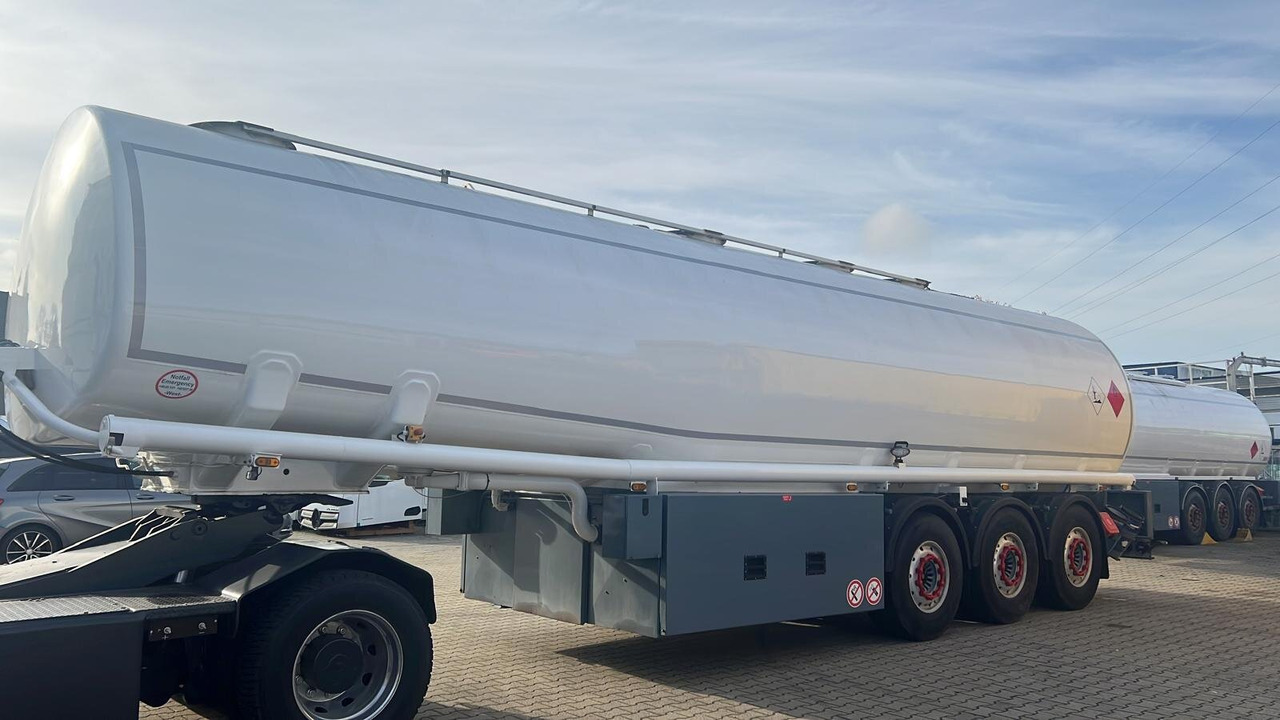 TAL-A-ZE 44,0 TAL-A-ZE 44,0, 43.500l, 4 Kammern, Untenbefüllung - Semi-remorque citerne: photos 1 TAL-A-ZE 44,0 TAL-A-ZE 44,0, 43.500l, 4 Kammern, Untenbefüllung - Semi-remorque citerne: photos 1