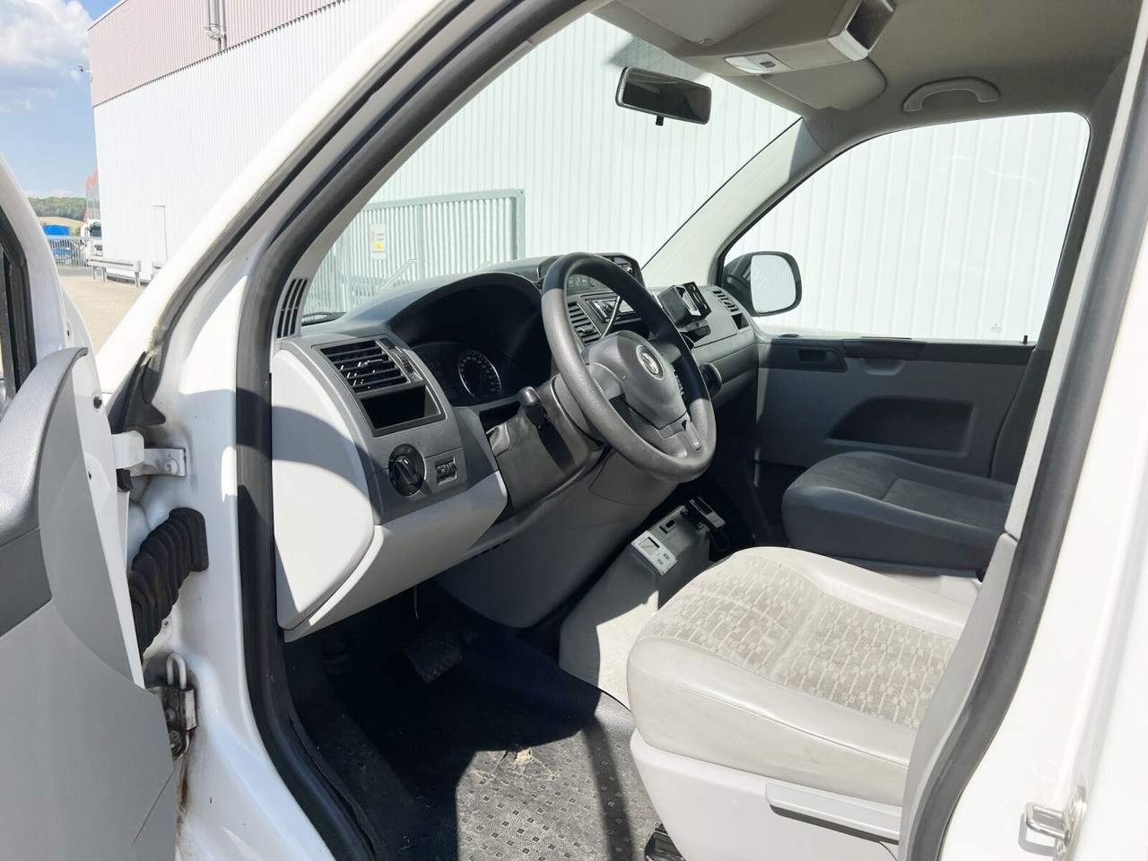 Volkswagen T5 2.0 TDI 4x2 T5 2.0 TDI 4x2, Krankenwagen - Ambulance: photos 3 Volkswagen T5 2.0 TDI 4x2 T5 2.0 TDI 4x2, Krankenwagen - Ambulance: photos 3