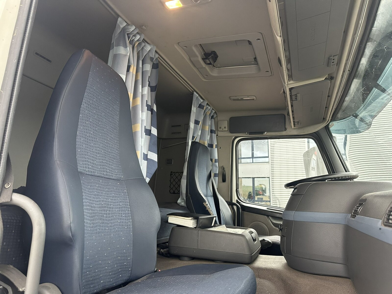 Volvo FM 400 6x4 R FM 400/6x4 R, VDL S-21-6200 bis 7m Container - Camion ampliroll: photos 3 Volvo FM 400 6x4 R FM 400/6x4 R, VDL S-21-6200 bis 7m Container - Camion ampliroll: photos 3