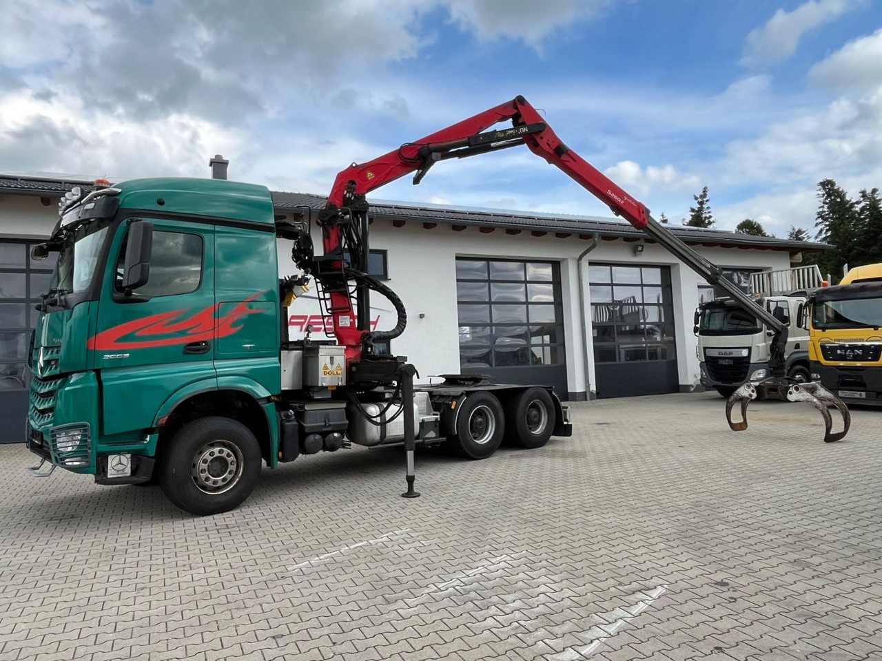 Mercedes-Benz Arocs 2663 6x4 mit Epsilon S260Z Langholzkran - Tracteur routier: photos 1 Mercedes-Benz Arocs 2663 6x4 mit Epsilon S260Z Langholzkran - Tracteur routier: photos 1