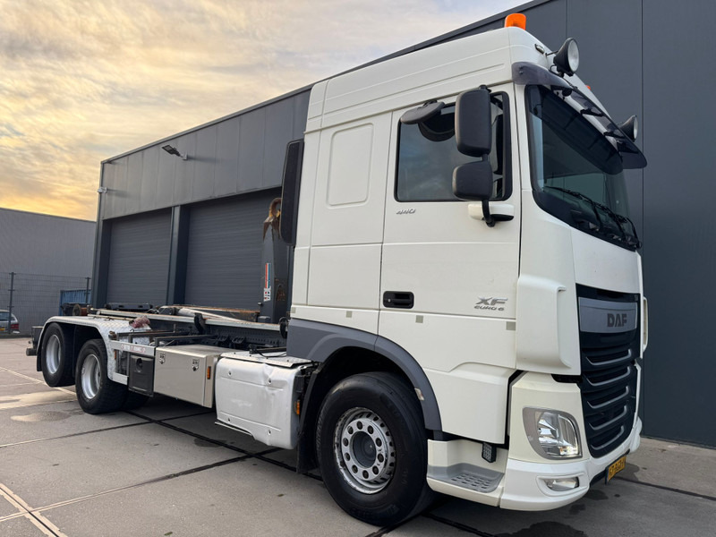 DAF XF 440 SC / 6X2 / VDL Hook / TUV: 6-2026 / NL truck - Camion ampliroll: photos 2 DAF XF 440 SC / 6X2 / VDL Hook / TUV: 6-2026 / NL truck - Camion ampliroll: photos 2