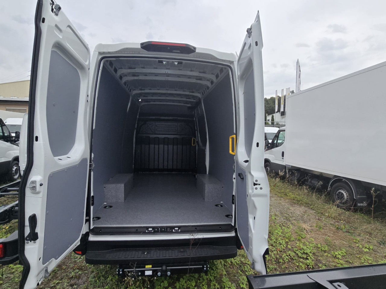 IVECO DAILY 35S14HA8 V -Tageseinlösung- - Fourgon utilitaire: photos 4 IVECO DAILY 35S14HA8 V -Tageseinlösung- - Fourgon utilitaire: photos 4