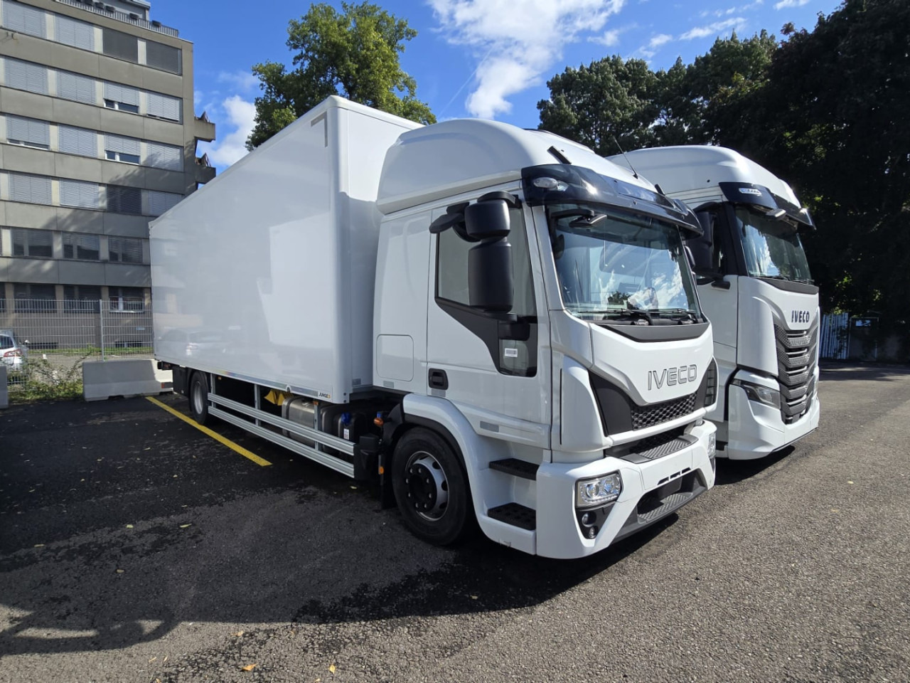 IVECO Eurocargo ML160E28/FP Koffer mit Ladebordwand - Camion fourgon: photos 1 IVECO Eurocargo ML160E28/FP Koffer mit Ladebordwand - Camion fourgon: photos 1