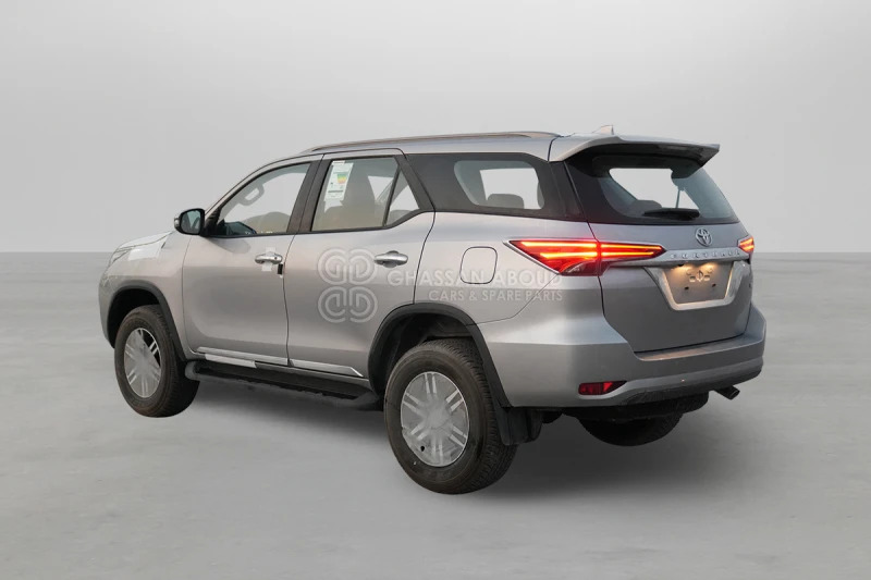 Toyota Fortuner 4x4 - SUV: photos 4 Toyota Fortuner 4x4 - SUV: photos 4