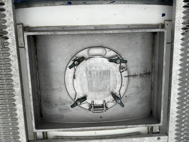 Conteneur citerne pour transport de produits chimiques CIMC 20FT ISO, 25.050L / 1-COMP / 3 BAFFELS / T11 / 4 manholes / ADR valid until 04/2027: photos 13 Conteneur citerne pour transport de produits chimiques CIMC 20FT ISO, 25.050L / 1-COMP / 3 BAFFELS / T11 / 4 manholes / ADR valid until 04/2027: photos 13