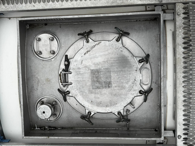 Conteneur citerne pour transport de produits chimiques CIMC 20FT ISO, 25.050L / 1-COMP / 3 BAFFELS / T11 / 4 manholes / ADR valid until 04/2027: photos 14 Conteneur citerne pour transport de produits chimiques CIMC 20FT ISO, 25.050L / 1-COMP / 3 BAFFELS / T11 / 4 manholes / ADR valid until 04/2027: photos 14