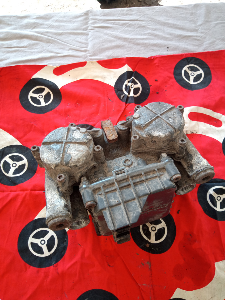 DAF XF106 - Valve de frein: photos 4 DAF XF106 - Valve de frein: photos 4