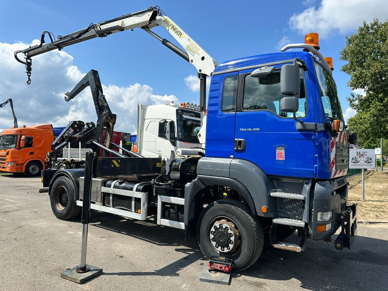 MAN TGA 18.310 4x4 HOOKLIFT + CRANE PALFINGER PK12000 - RADIO - ROTATOR - STEEL SPRING / HUB REDUCTION - MANUAL ZF - BE TRUCK - Camion ampliroll, Camion grue: photos 1 MAN TGA 18.310 4x4 HOOKLIFT + CRANE PALFINGER PK12000 - RADIO - ROTATOR - STEEL SPRING / HUB REDUCTION - MANUAL ZF - BE TRUCK - Camion ampliroll, Camion grue: photos 1