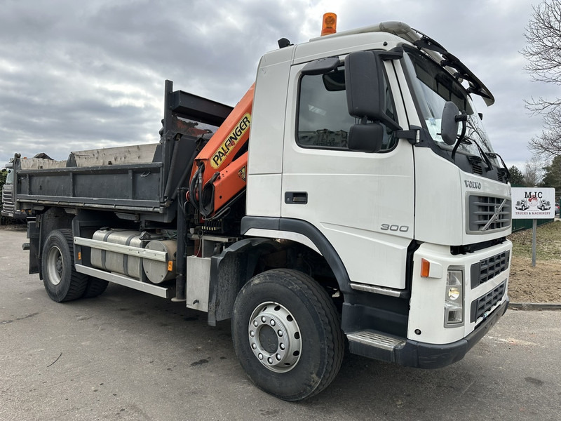 Volvo FM 300 4x4 TIPPER + CRANE PALFINGER PK 12000 - *339.000km* - MANUAL - STEEL SPRING / BIG AXLES - EURO 3 - TÜV 15/10/2025 - Camion benne, Camion grue: photos 2 Volvo FM 300 4x4 TIPPER + CRANE PALFINGER PK 12000 - *339.000km* - MANUAL - STEEL SPRING / BIG AXLES - EURO 3 - TÜV 15/10/2025 - Camion benne, Camion grue: photos 2