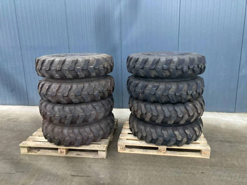 Apollo 1000 x 20 Set / 10.00 x 20: 4x2 Tyres - Pneus et jantes pour Engins de chantier: photos 1 Apollo 1000 x 20 Set / 10.00 x 20: 4x2 Tyres - Pneus et jantes pour Engins de chantier: photos 1