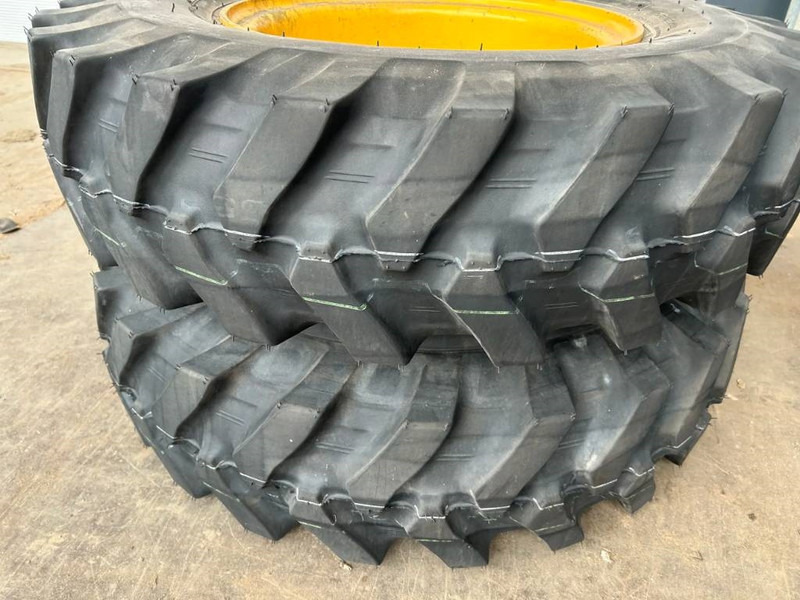 Bridgestone 1000 x 20 Set / 10.00 x 20: 4x2 Tyres - Pneus et jantes pour Engins de chantier: photos 5 Bridgestone 1000 x 20 Set / 10.00 x 20: 4x2 Tyres - Pneus et jantes pour Engins de chantier: photos 5