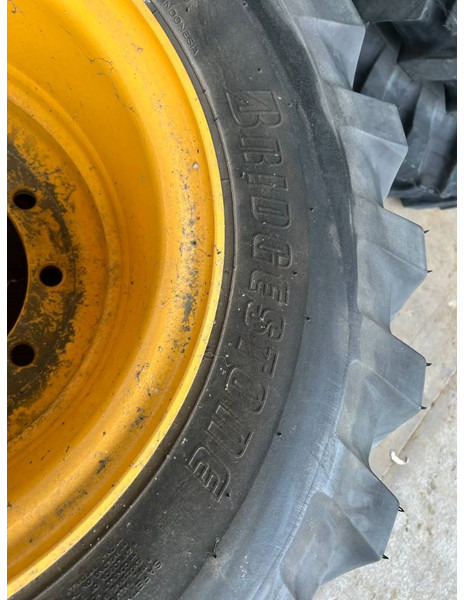 Bridgestone 1000 x 20 Set / 10.00 x 20: 4x2 Tyres - Pneus et jantes pour Engins de chantier: photos 2 Bridgestone 1000 x 20 Set / 10.00 x 20: 4x2 Tyres - Pneus et jantes pour Engins de chantier: photos 2
