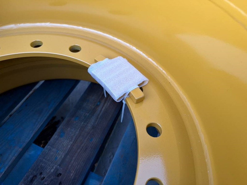 Cat 17.00-25/1.7 RIM for 20.5 x 25 - CAT 938M - Pneus et jantes pour Engins de chantier: photos 3 Cat 17.00-25/1.7 RIM for 20.5 x 25 - CAT 938M - Pneus et jantes pour Engins de chantier: photos 3