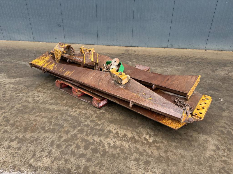 Cat 730 - Hayon élévateur pour Engins de chantier: photos 1 Cat 730 - Hayon élévateur pour Engins de chantier: photos 1