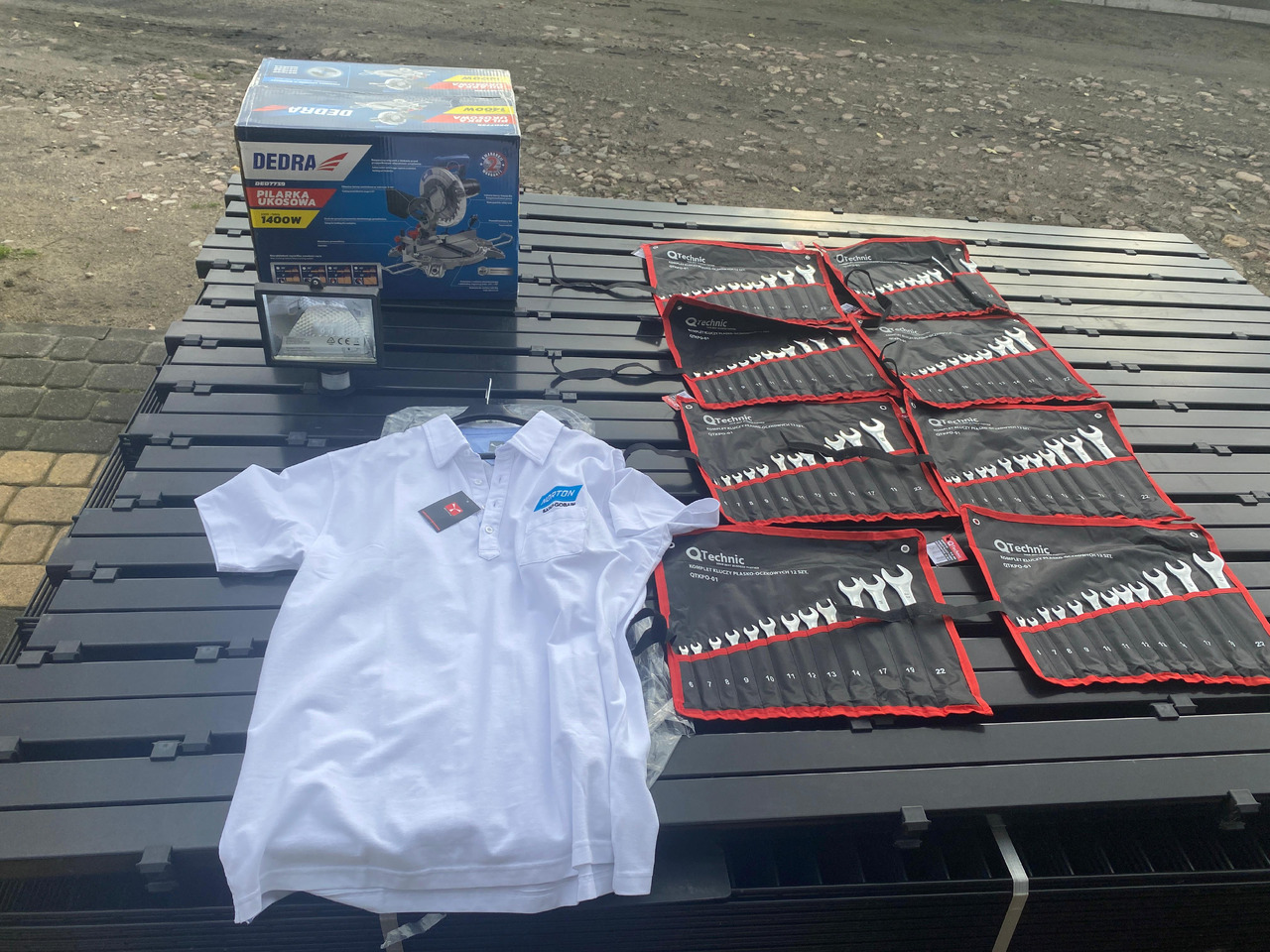 Norton, Dedra ukośnica, zestaw kluczy, lampa z czujnikiem, koszulka Polo - Outil automobile: photos 1 Norton, Dedra ukośnica, zestaw kluczy, lampa z czujnikiem, koszulka Polo - Outil automobile: photos 1