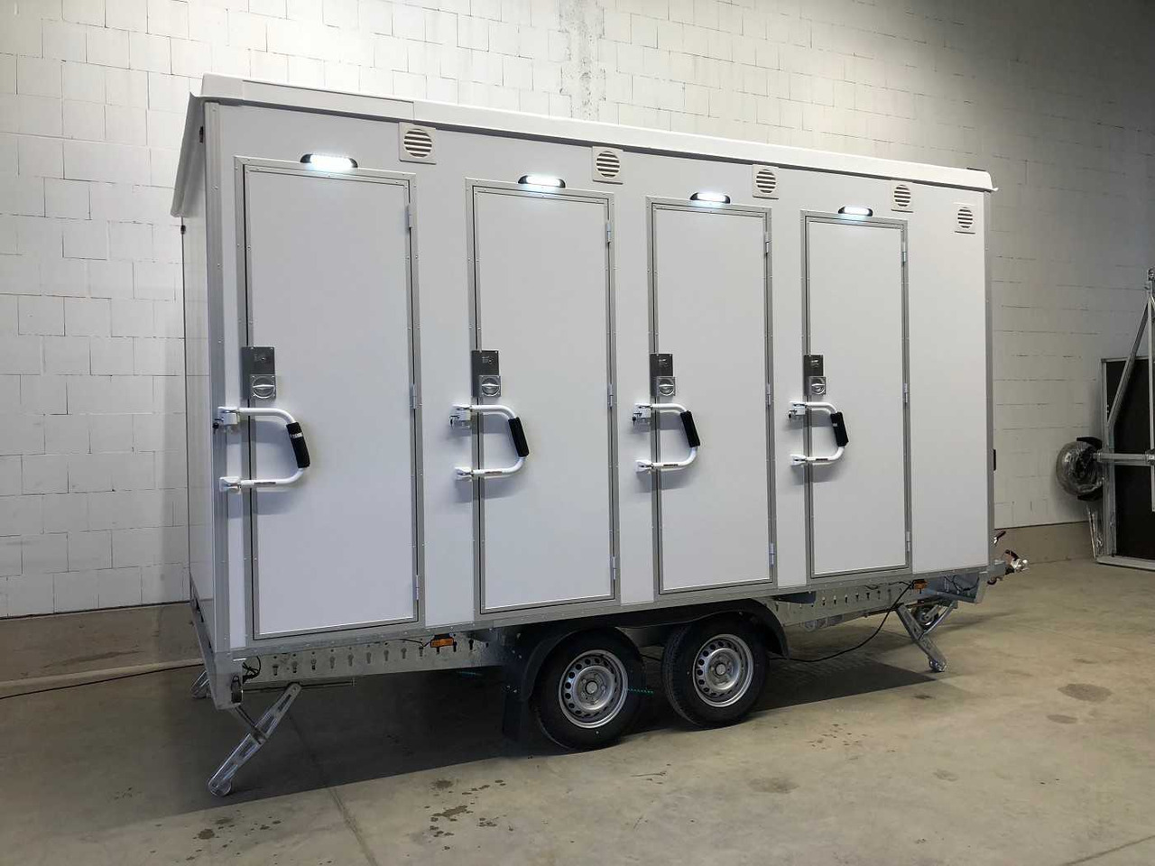 ROSEMEIER EW TA-NO Duschwagen mit 4 Duschen Toilettenanhänger - Conteneur comme habitat, Remorque: photos 4 ROSEMEIER EW TA-NO Duschwagen mit 4 Duschen Toilettenanhänger - Conteneur comme habitat, Remorque: photos 4