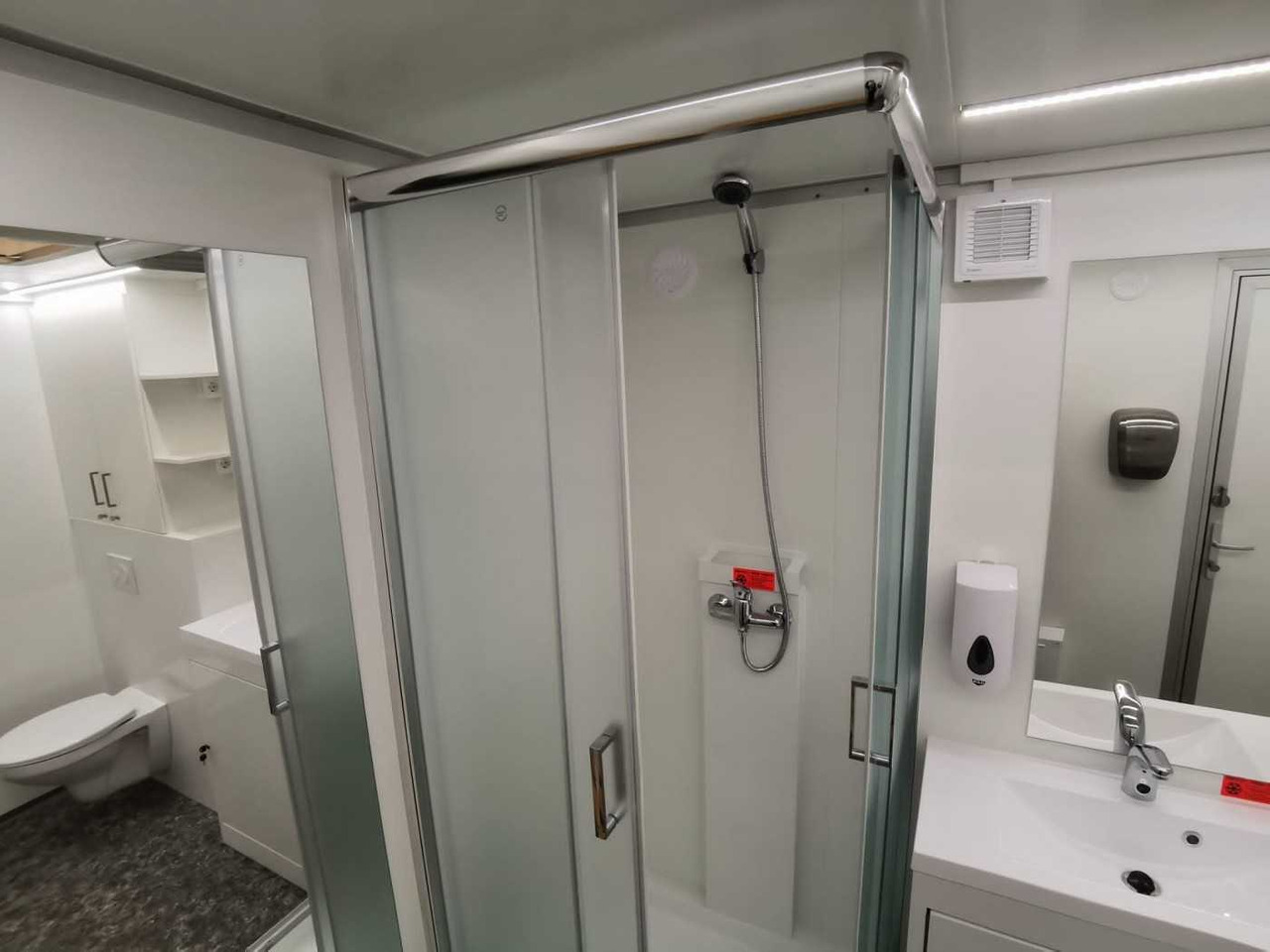 ROSEMEIER VE Badanhänger mit WC - silver H Toilettenanhänger - Conteneur comme habitat, Remorque: photos 3 ROSEMEIER VE Badanhänger mit WC - silver H Toilettenanhänger - Conteneur comme habitat, Remorque: photos 3