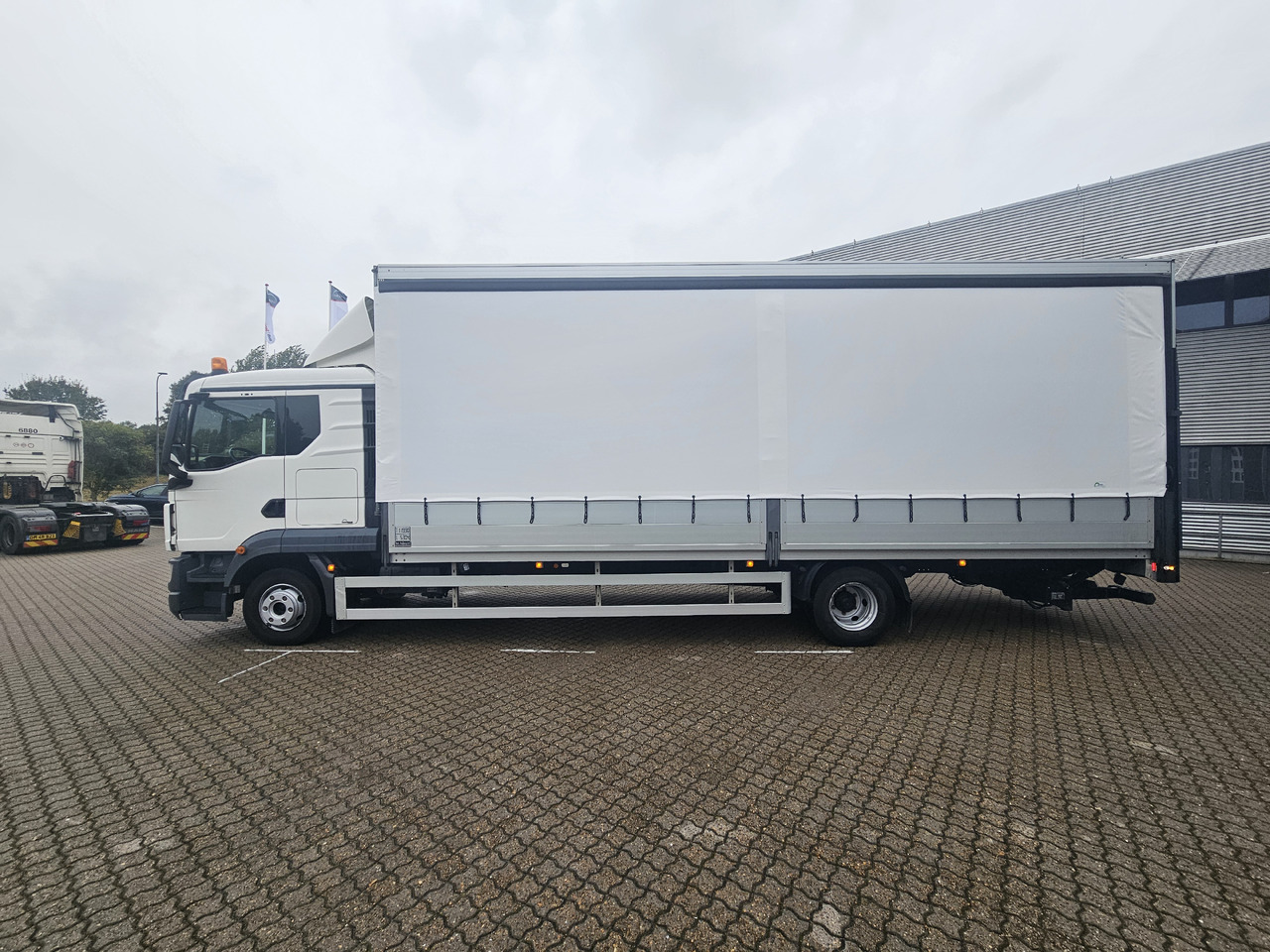 MAN TGL 12.250 - Camion à rideaux coulissants: photos 3 MAN TGL 12.250 - Camion à rideaux coulissants: photos 3