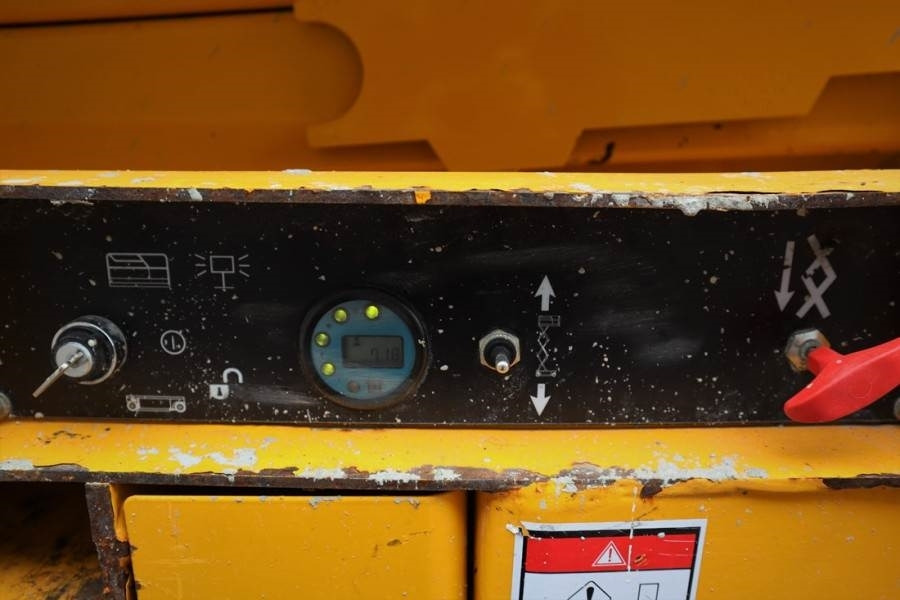 Haulotte Compact 10 Electric, 10m Working Height, 450kg Cap - Nacelle ciseaux: photos 4 Haulotte Compact 10 Electric, 10m Working Height, 450kg Cap - Nacelle ciseaux: photos 4