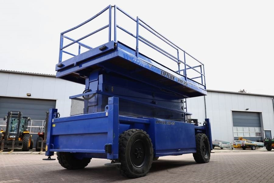 Liftlux SL210-25 D4WD S/P Diesel, Hydraulic Deck Extension - Nacelle ciseaux: photos 2 Liftlux SL210-25 D4WD S/P Diesel, Hydraulic Deck Extension - Nacelle ciseaux: photos 2
