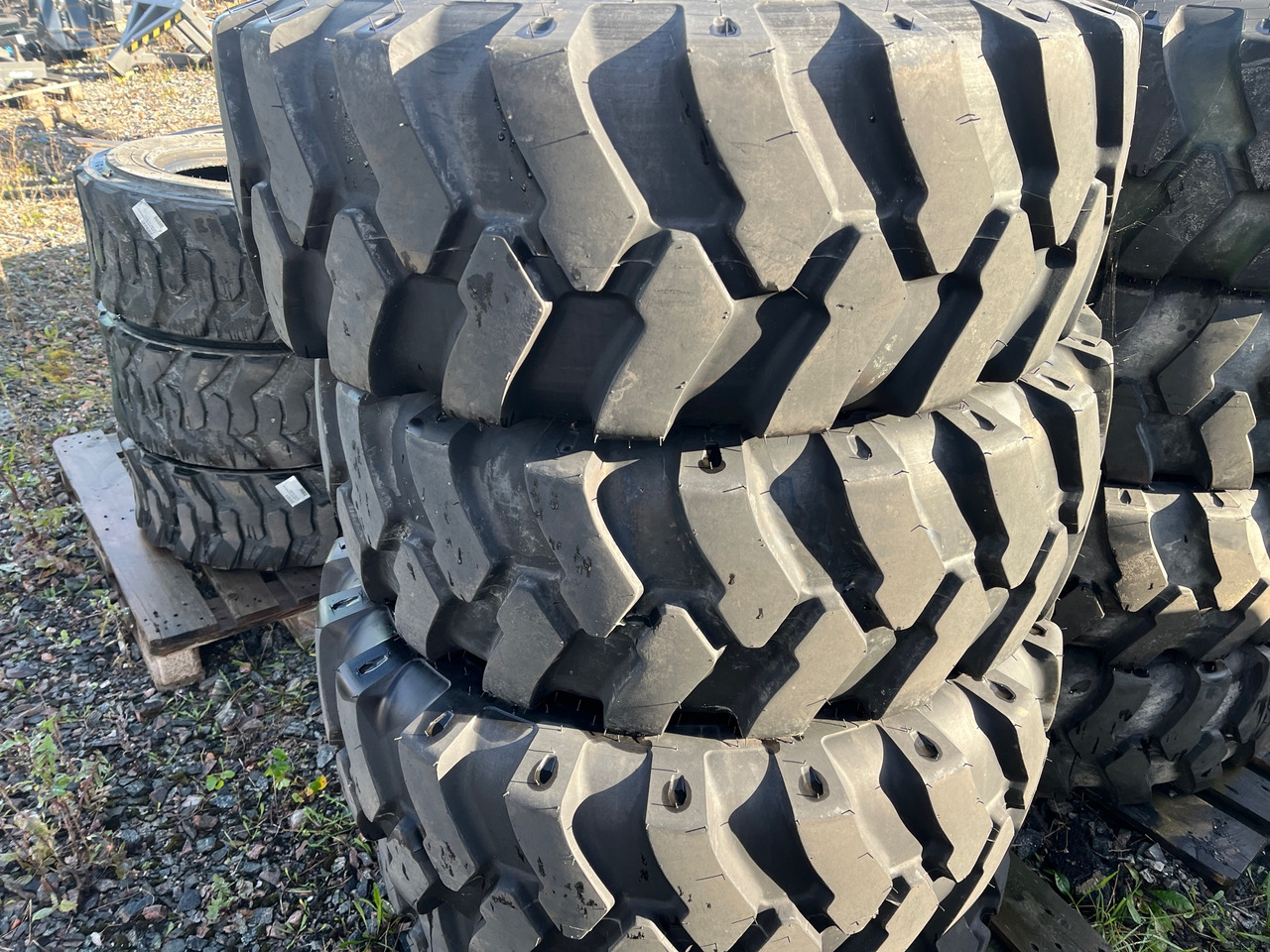 BKT EM936 - Pneu pour Engins de chantier: photos 1 BKT EM936 - Pneu pour Engins de chantier: photos 1