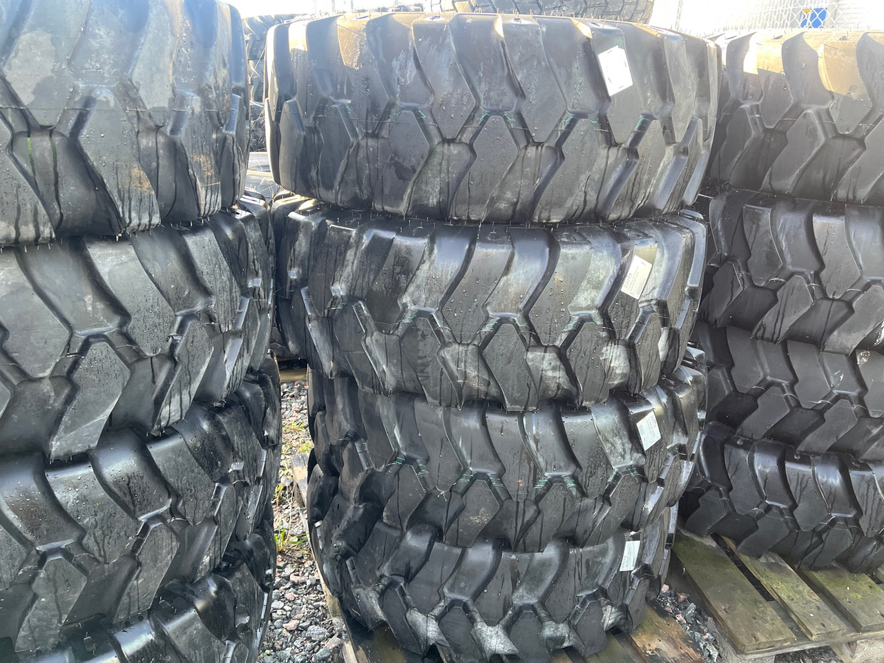 BKT EM936 - Pneu pour Engins de chantier: photos 1 BKT EM936 - Pneu pour Engins de chantier: photos 1